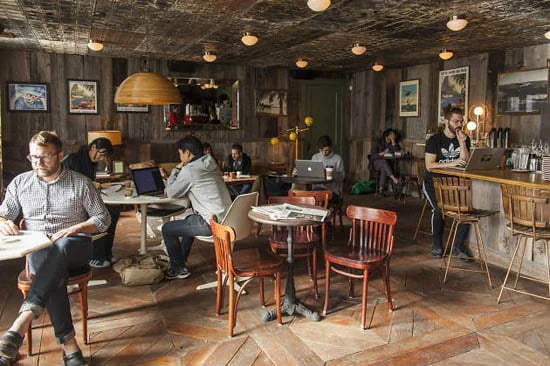 decor quan cafe bang tranh nghe thuat