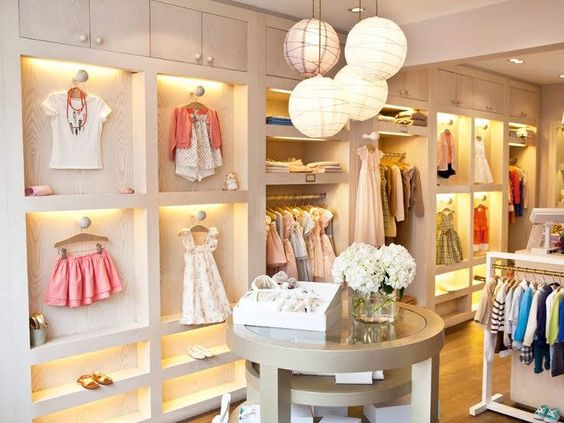 Cách trang trí shop quần áo trẻ em diện tích nhỏ gọn gàng, thông thoáng
