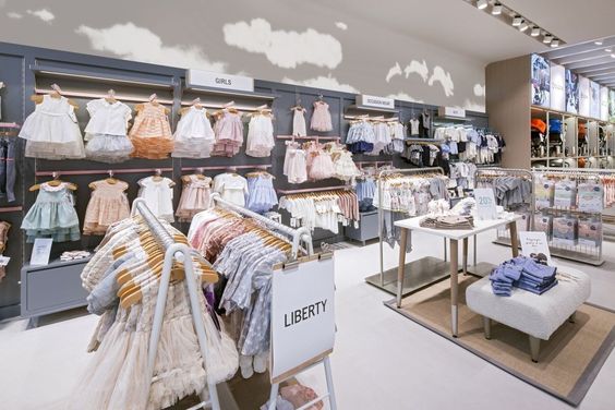 Cách trang trí shop quần áo trẻ em diện tích nhỏ gọn gàng, thông thoáng