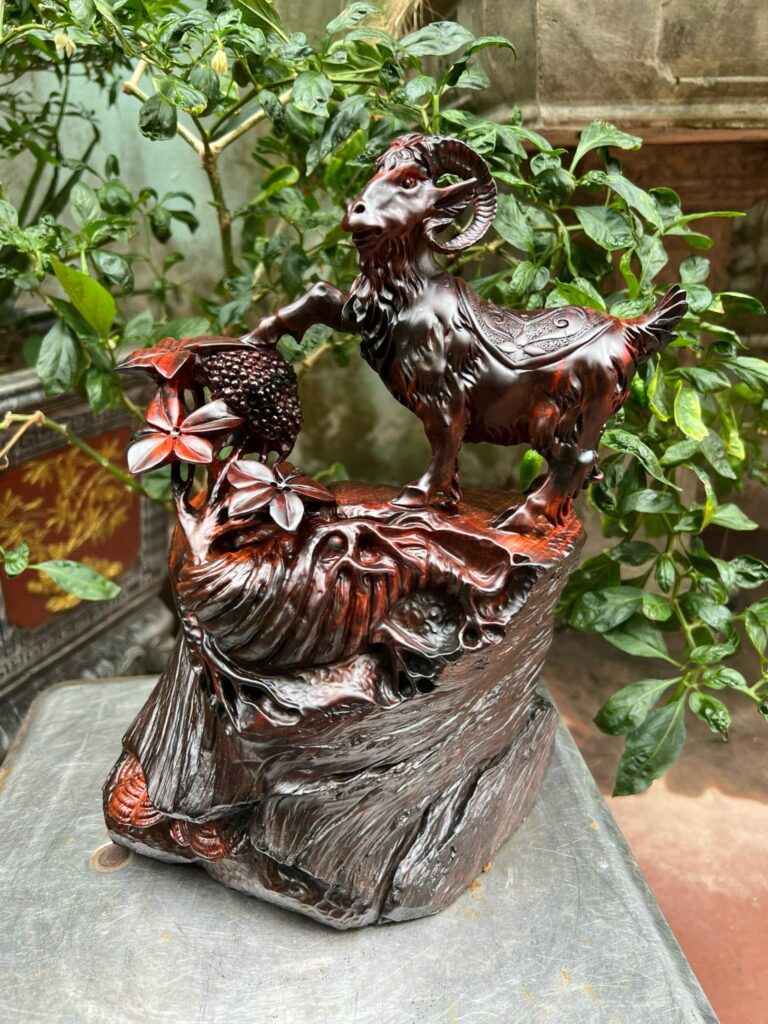 Tượng dê gỗ trắc liền khối