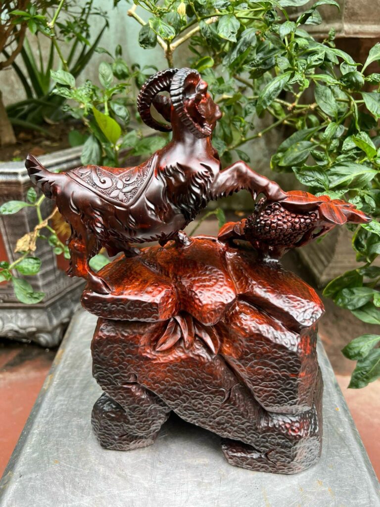 Tượng dê gỗ trắc liền khối