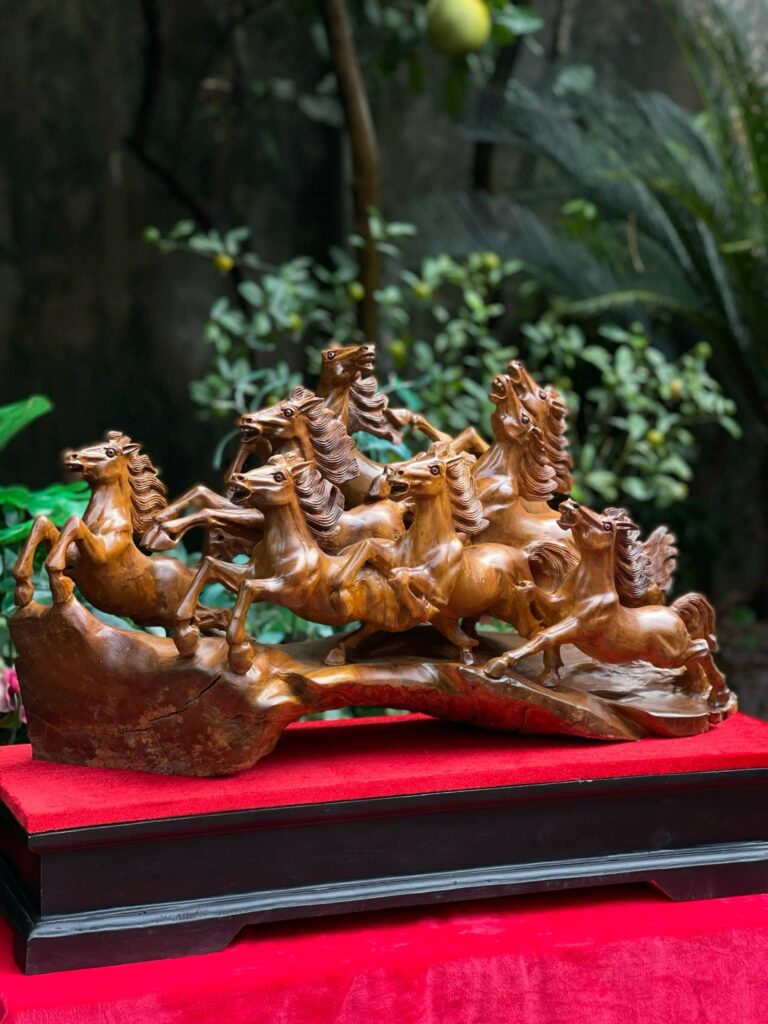 Tượng Gỗ Bát Mã Khắc Thủ Công Từ Gỗ Bách Xanh Mộc Châu