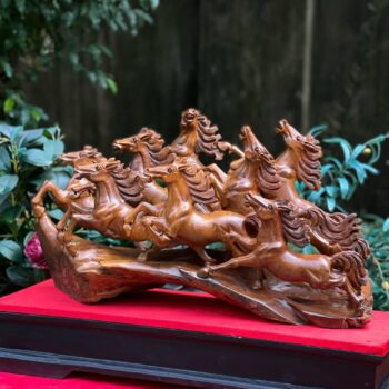 Tượng Gỗ Bát Mã Khắc Thủ Công Từ Gỗ Bách Xanh Mộc Châu