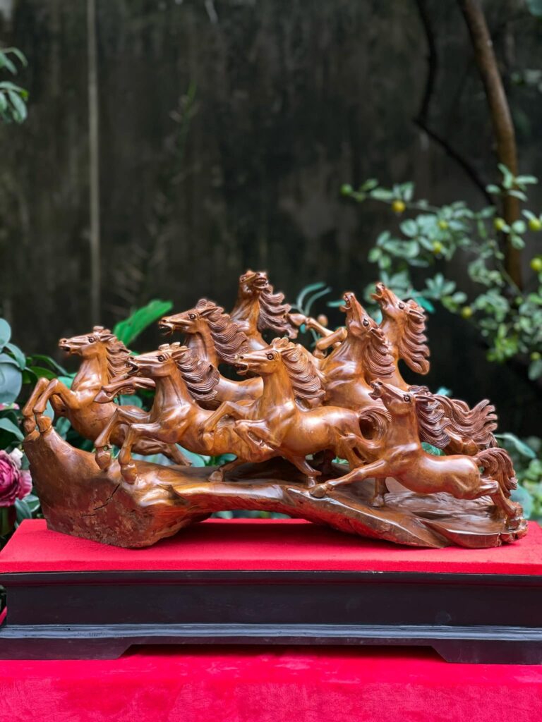 Tượng Gỗ Bát Mã Khắc Thủ Công Từ Gỗ Bách Xanh Mộc Châu