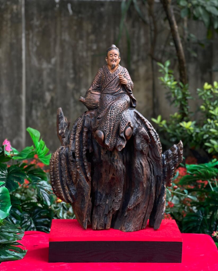 - Tượng Gỗ Cụ Thần Trà Điêu KhắcThủ Công Từ Gỗ Bách Xanh Mộc Châu
