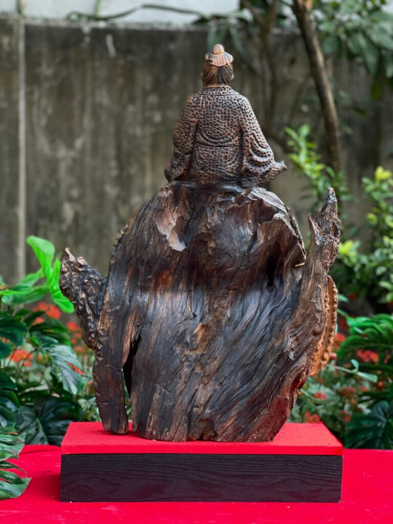 - Tượng Gỗ Cụ Thần Trà Điêu KhắcThủ Công Từ Gỗ Bách Xanh Mộc Châu