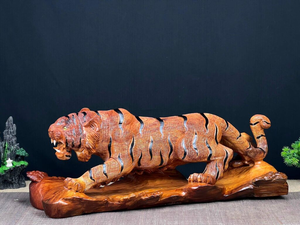 Tượng Gỗ Hổ Săn Mồi Khắc Thủ Công Từ Gỗ Hương Ta