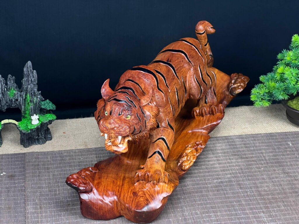 Tượng Gỗ Hổ Săn Mồi Khắc Thủ Công Từ Gỗ Hương Ta 
