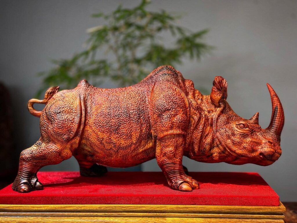Tượng Gỗ Tê Giác Điêu Khắc Thủ Công Từ Gỗ Trắc Đỏ Đen