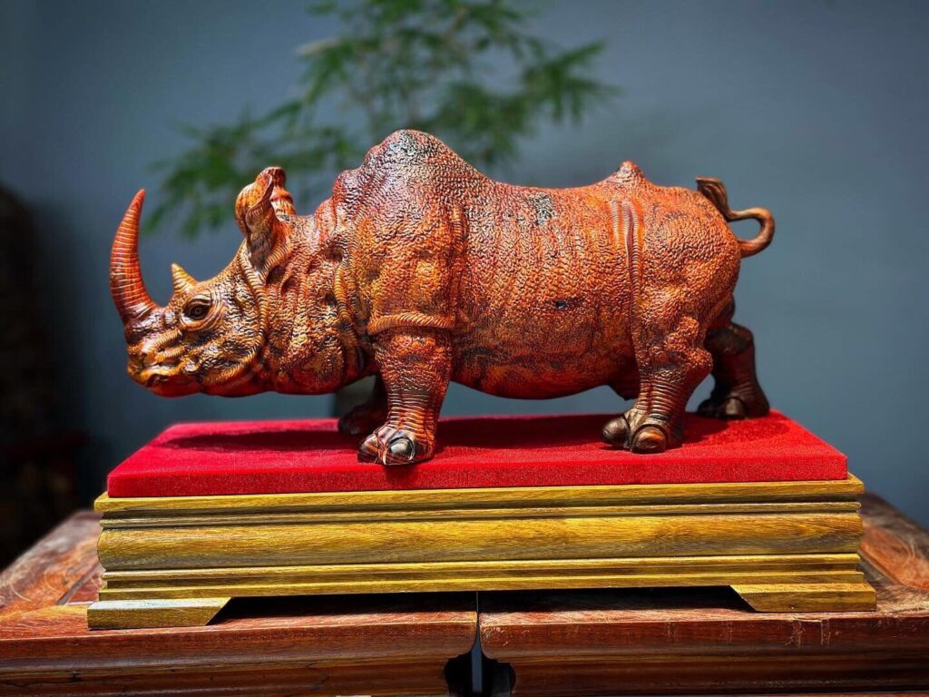 Tượng Gỗ Tê Giác Điêu Khắc Thủ Công Từ Gỗ Trắc Đỏ Đen