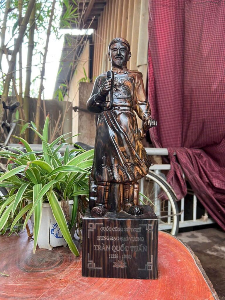 Tượng Gỗ Trần Quốc Tuấn Điêu Khắc Thủ Công Từ Gỗ Mun Hoa