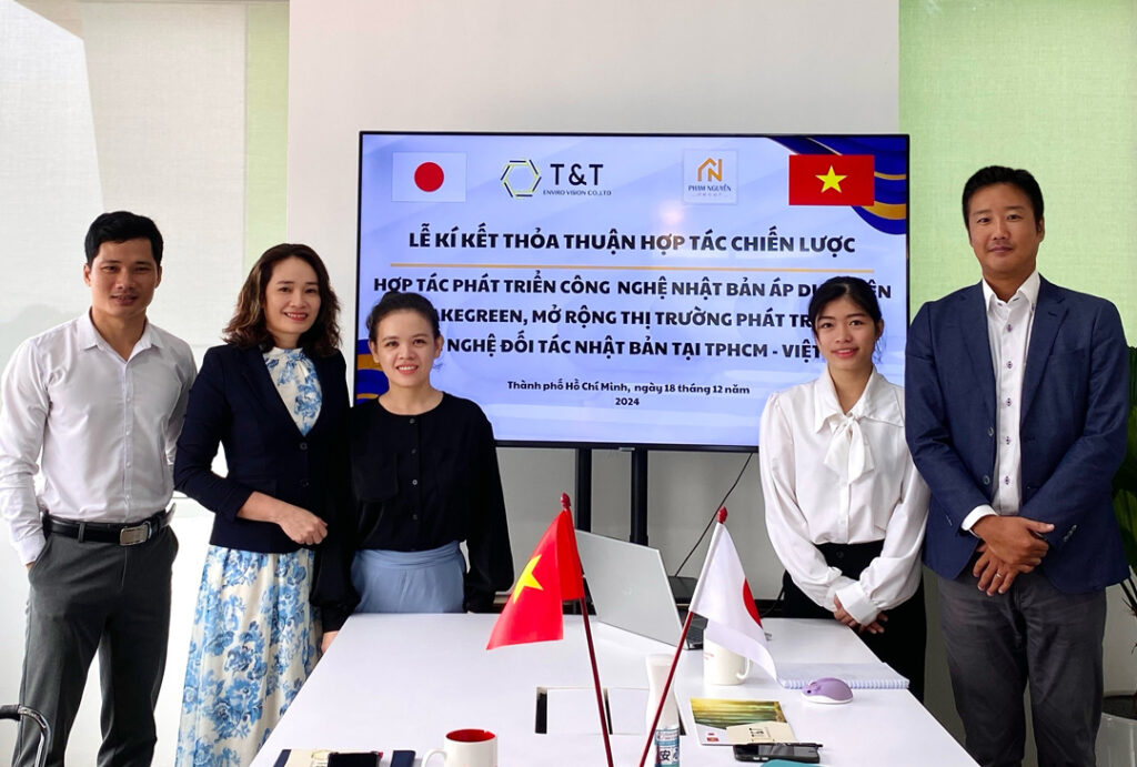 Ký kết hợp tác phát triển công nghệ quang xúc tác trên cây giả trang trí