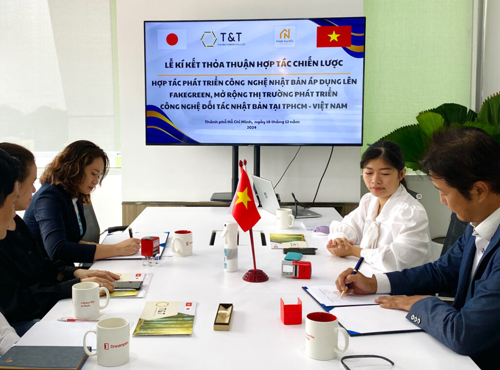 Ký kết hợp tác phát triển công nghệ quang xúc tác trên cây giả trang trí