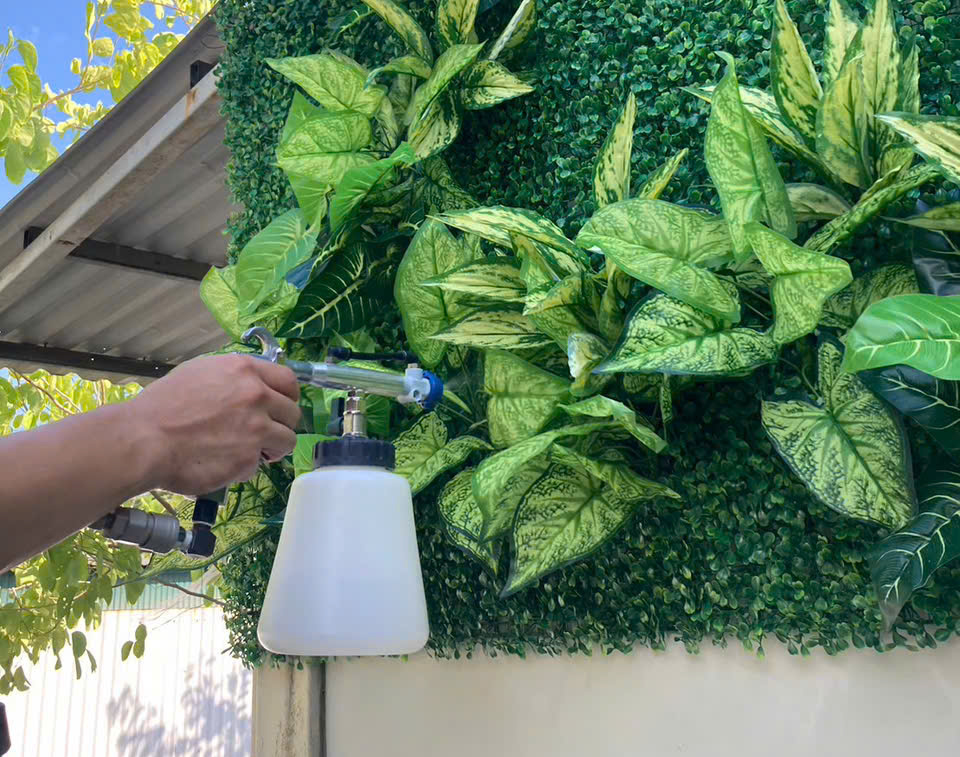 phun-phủ-quang-xúc-tác-trên-cây-giả-trang-trí-là-một-bước-tiến-đột-phá-trong-lĩnh-vực-trang-trí-nội-thất-xanh